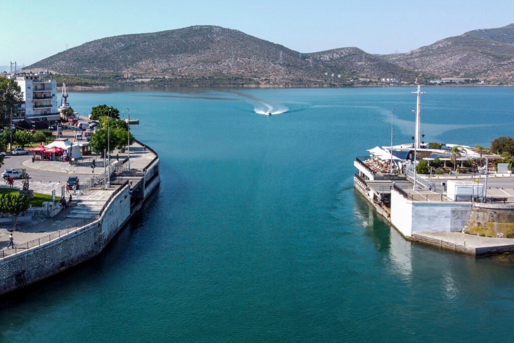 Χάος στη Χαλκίδα: Κομμένη στα δύο η πόλη για 12 ώρες – Άγνωστο πότε θα κατέβει η γέφυρα Ευρίπου