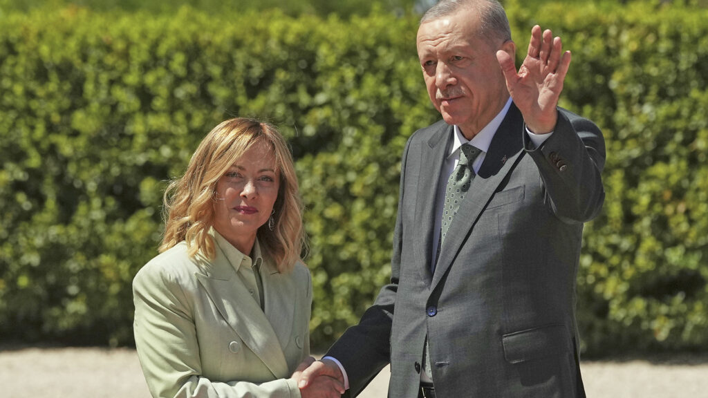 Ο Ερντογάν φιλοξενεί Μελόνι και Ντμπεϊμπά σε τριμερή σύνοδο κορυφής