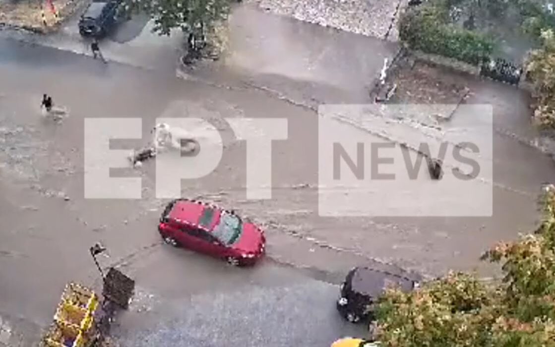 Η στιγμή που δρόμος – χείμαρρος παρασέρνει γυναίκα στη Θεσσαλονίκη (Δείτε βίντεο)