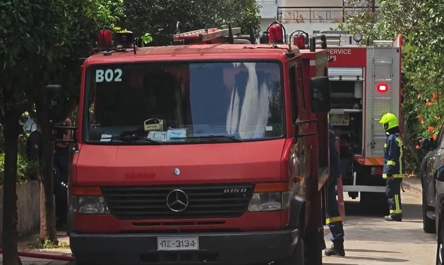 Χολαργός: Ταμπουρωμένος άνδρας που πέταξε μολότοφ – Εκκενώνουν την πολυκατοικία