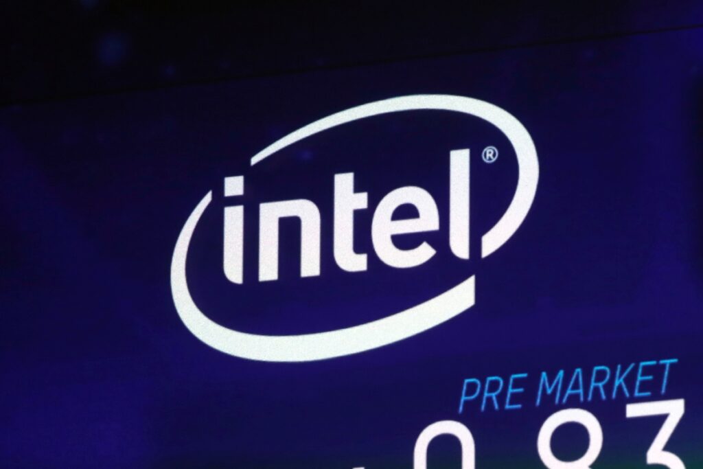 Το αμερικανικό κράτος παίρνει το 10% της Intel με απόφαση Τραμπ – «Προσωρινή ανάσα» για τον τεχνολογικό κολοσσό