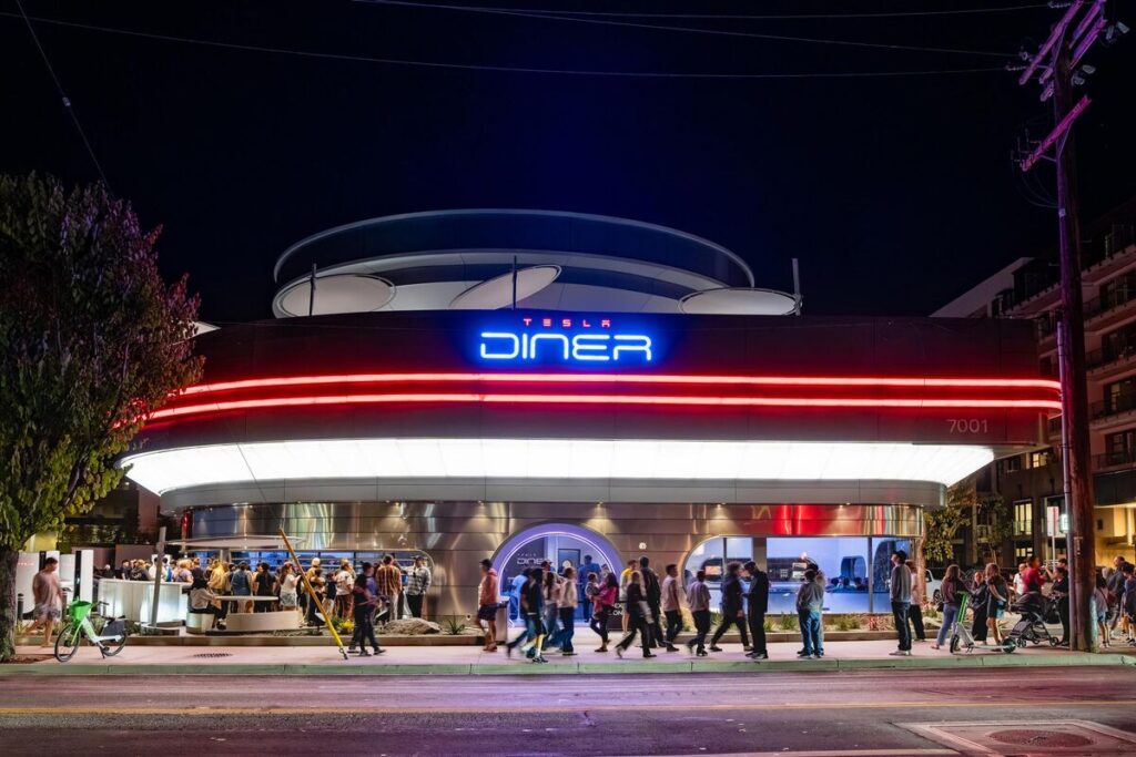 Tesla Diner – Ένα vintage ταχυφαγείο με 80 ταχυφορτιστές ηλεκτρικών αυτοκινήτων (βίντεο)