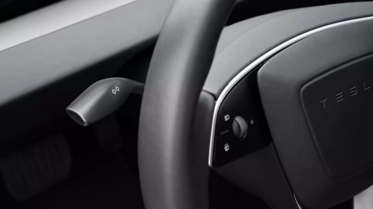 Τέρμα τα πειράματα - Η Tesla επαναφέρει τον κλασικό μοχλό φλας στο Μοdel 3
