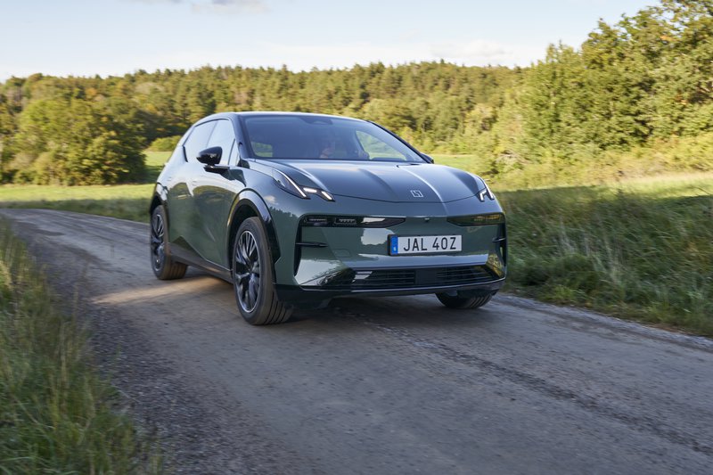 To compact SUV Zeekr X.