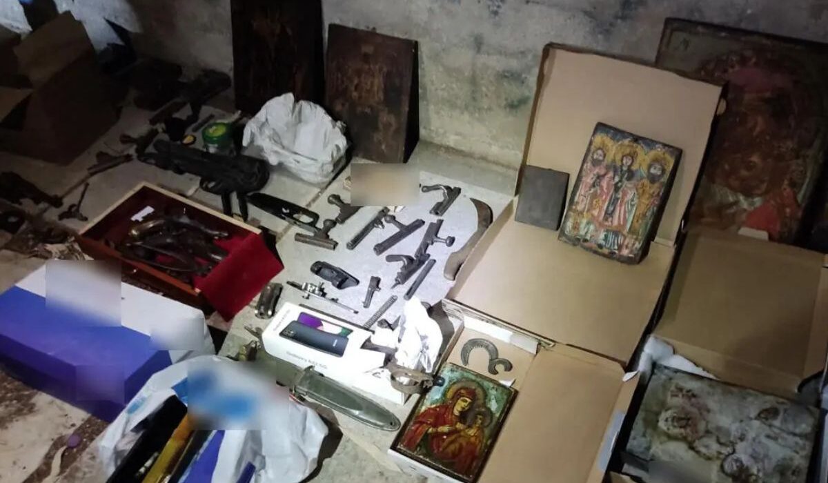 Καισιαριανή: Φωτογραφίες από το οπλοστάσιο που βρέθηκε σε κάδο – Το πιο πιθανό σενάριο για τον ιδιοκτήτη του