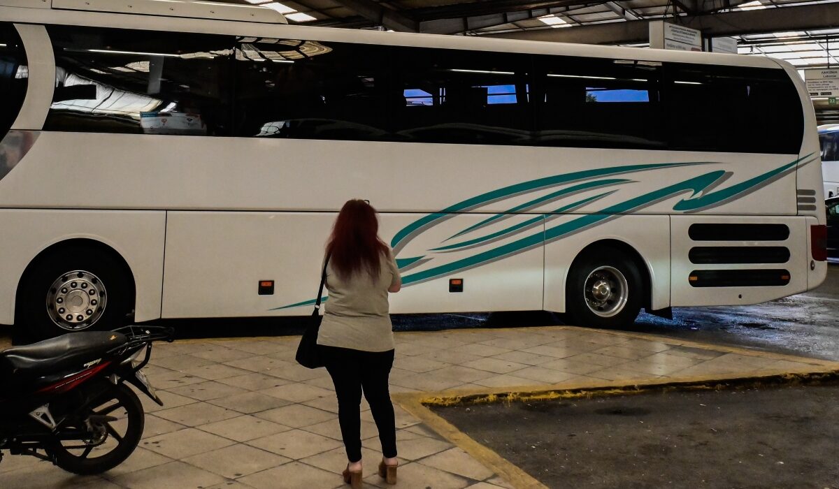 Πανικός στα ΚΤΕΛ Χαλκιδικής – Λεωφορείο έπεσε ανεξέλεγκτο πάνω σε κτίριο