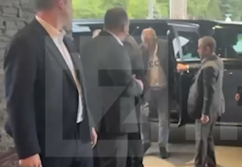Με μπλουζάκι της… ΕΣΣΔ φτάνει ο Σεργκέι Λαβρόφ στο Άνκορατζ της Αλάσκας (βίντεο)