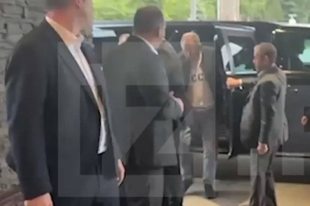 Με μπλουζάκι της… ΕΣΣΔ φτάνει ο Σεργκέι Λαβρόφ στο Άνκορατζ της Αλάσκας (βίντεο)