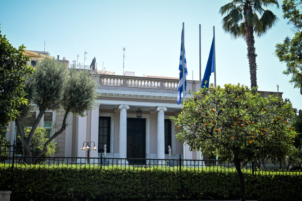 Ο εκλογικός νόμος, πίσω από τις κλειστές πόρτες του Μαξίμου