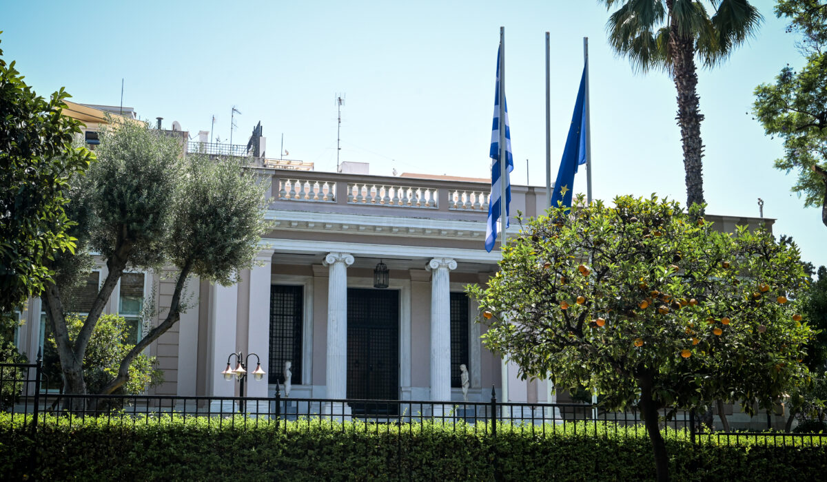 Ο εκλογικός νόμος, πίσω από τις κλειστές πόρτες του Μαξίμου