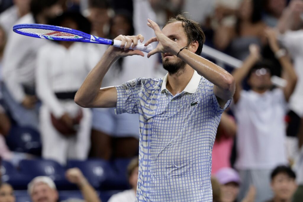 Έξαλλος ο Μεντβέντεφ για την ήττα στο US Open – Έβριζε τον διαιτητή, ειρωνευόταν το κοινό και έσπασε τη ρακέτα του (Βίντεο)