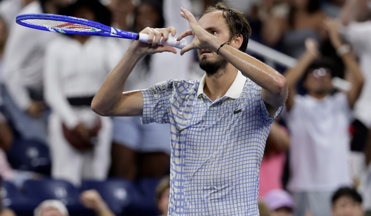 Έξαλλος ο Μεντβέντεφ για την ήττα στο US Open – Έβριζε τον διαιτητή, ειρωνευόταν το κοινό και έσπασε τη ρακέτα του (Βίντεο)
