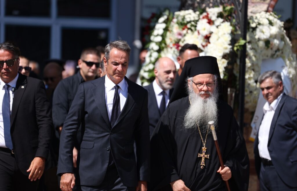 Το τελευταίο αντίο στον Απόστολο Βεσυρόπουλο στην Ημαθία – Μητσοτάκης: «Έφυγε το καλύτερο παιδί» (Εικόνες, Βίντεο)