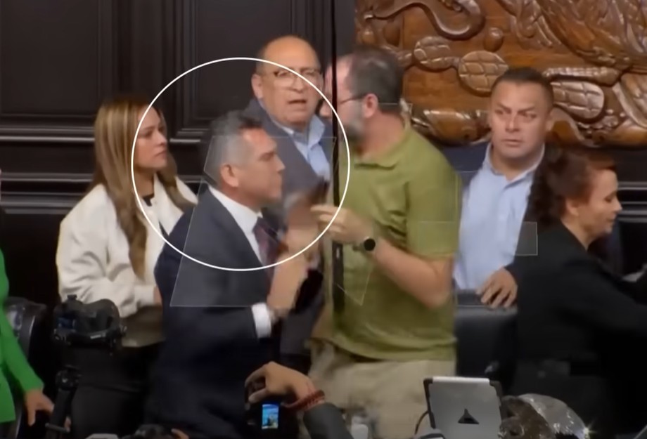 Ξύλο στη Βουλή του Μεξικού: Πιάστηκαν στα χέρια ο πρόεδρος με ηγέτη της αντιπολίτευσης
