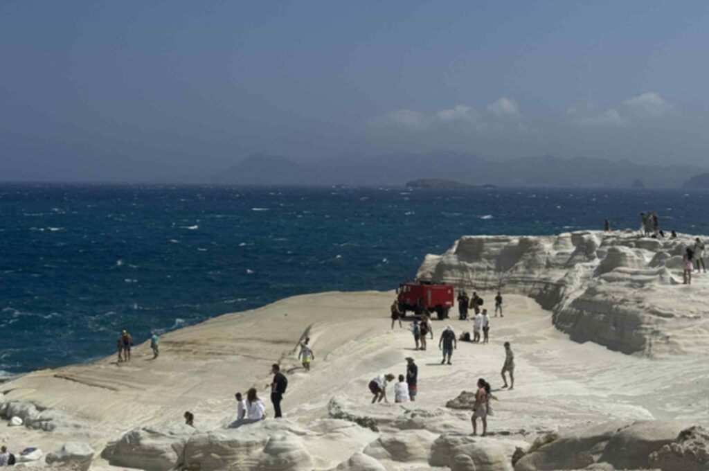Τραγωδία στο Σαρακήνικο της Μήλου: Πνίγηκαν δύο τουρίστες – Θυελλώδεις άνεμοι στην παραλία (βίντεο)