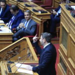 Ο Νίκος Ανδρουλάκης σε ομιλία του στη Βουλή και στο βάθος ο Κυριάκος Μητσοτάκης