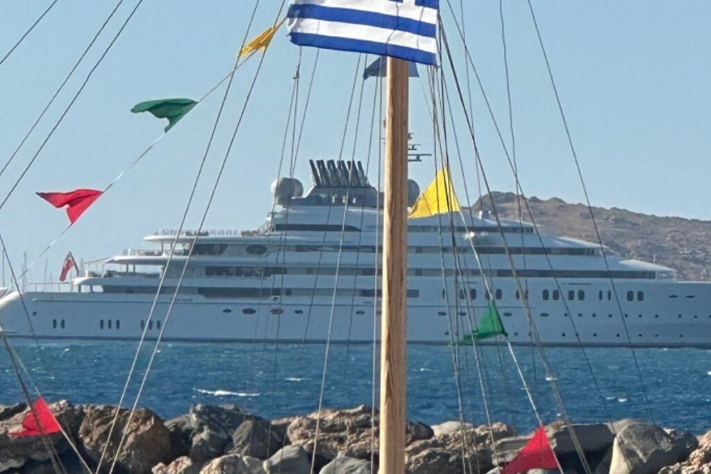 Έκρυψε την… Πάρο το πλωτό παλάτι του Σεϊχη Αμπντουλάχ Μπιν Ζαγιέντ Αλ Ναϊάν – Ένα από τα μεγαλύτερα γιοτ στον κόσμο