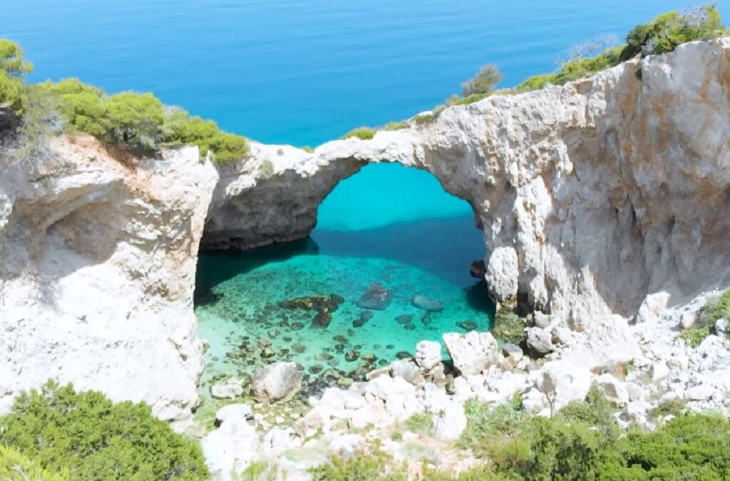 Η παραλία κοντά στην Αθήνα που θυμίζει Κουφονήσια – Καταγάλανα νερά