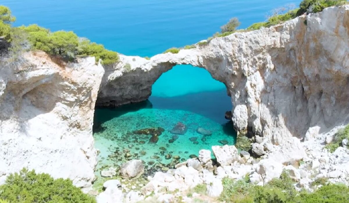 Η παραλία κοντά στην Αθήνα που θυμίζει Κουφονήσια – Καταγάλανα νερά