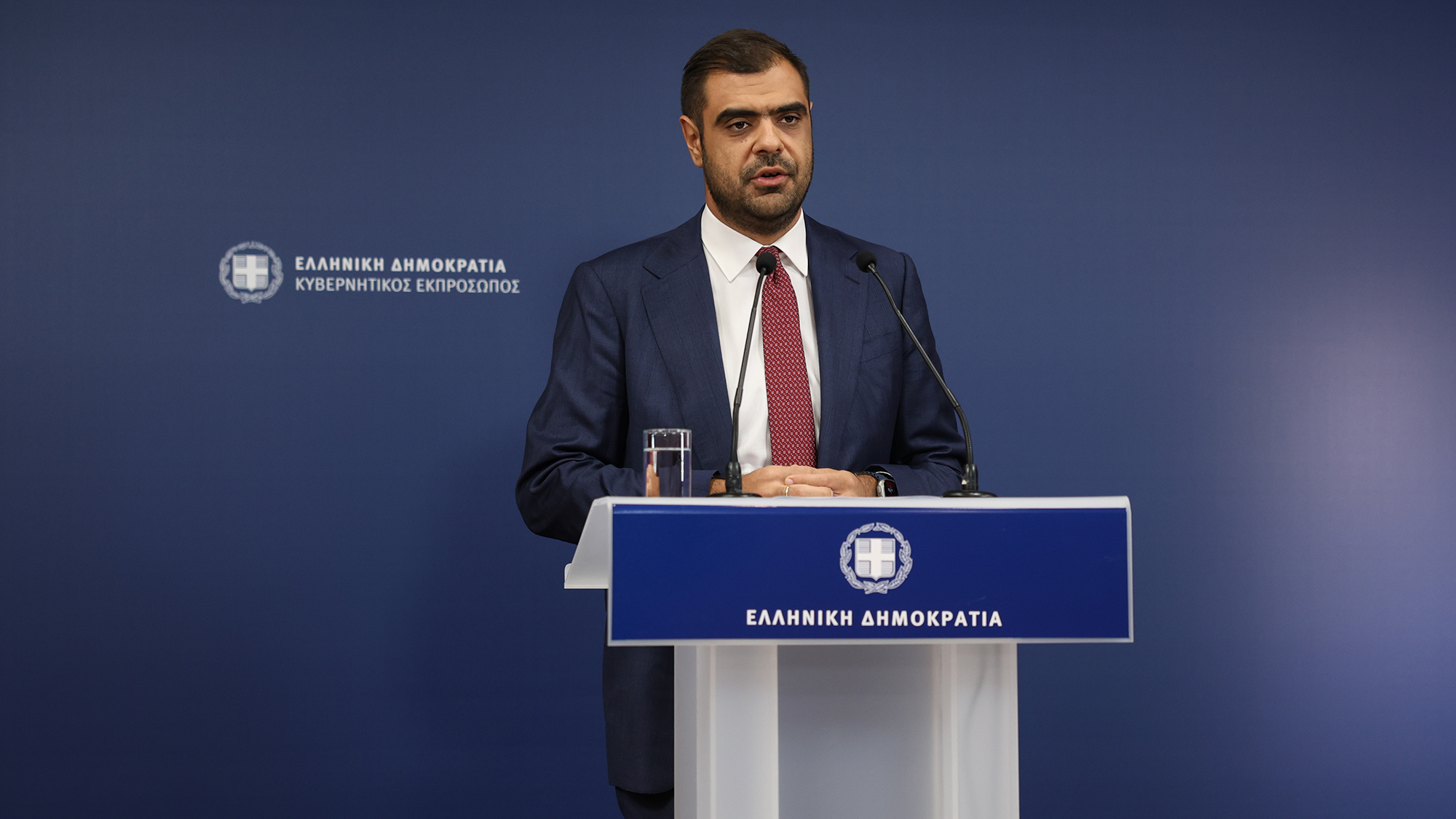 Σφοδρή κριτική κατά του ΠΑΣΟΚ για τον 13ο μισθό και τις δημοσιονομικές πολιτικές.