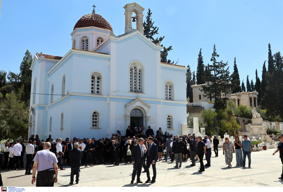 LIVE: Η κηδεία της Λένας Σαμαρά από το Α’ Νεκροταφείο – Βίντεο, εικόνες