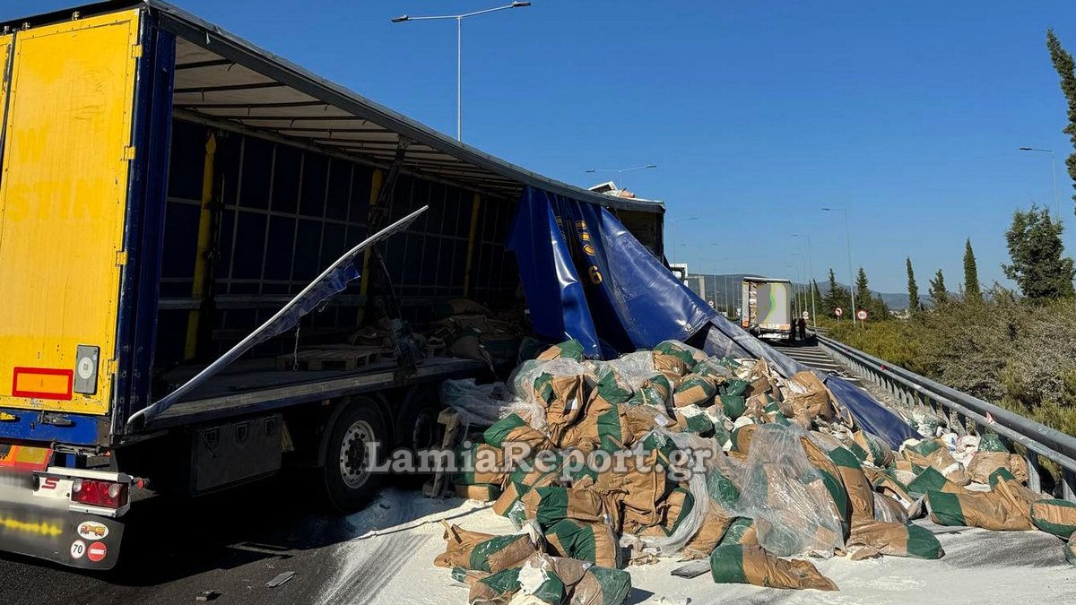 Τροχαίο με νταλίκες στην Εθνική Οδό έξω από τη Λαμία – Γέμισε ο τόπος αλεύρι (βίντεο)