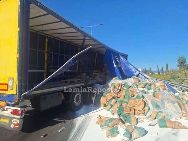 Τροχαίο με νταλίκες στην Εθνική Οδό έξω από τη Λαμία – Γέμισε ο τόπος αλεύρι (βίντεο)