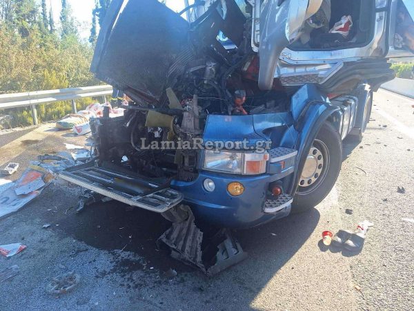 Τροχαίο με νταλίκες στην Εθνική Οδό έξω από τη Λαμία – Γέμισε ο τόπος αλεύρι (βίντεο)