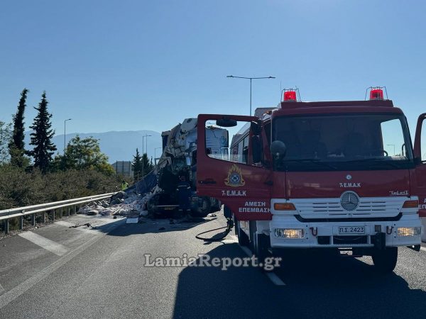Τροχαίο με νταλίκες στην Εθνική Οδό έξω από τη Λαμία – Γέμισε ο τόπος αλεύρι (βίντεο)