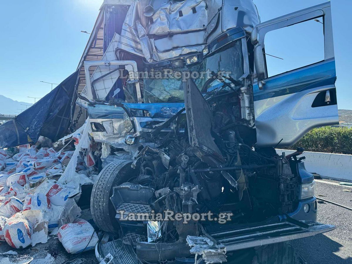 Τροχαίο με νταλίκες στην Εθνική Οδό έξω από τη Λαμία – Γέμισε ο τόπος αλεύρι (βίντεο)