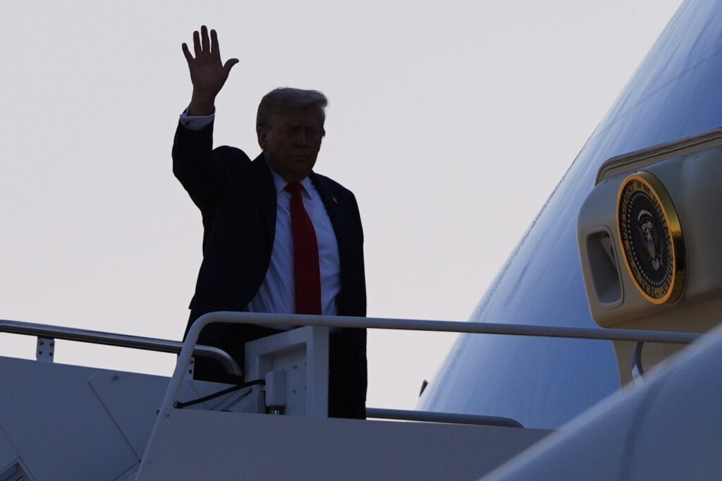 Ο Τραμπ από το Air Force One για Αλάσκα: Σοβαρές οικονομικές κυρώσεις στη Ρωσία, αν δεν βρεθεί λύση