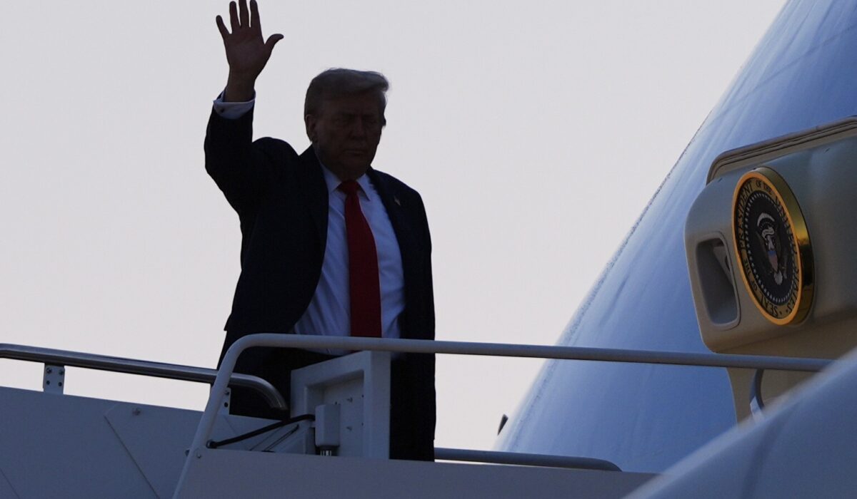 Ο Τραμπ από το Air Force One για Αλάσκα: Σοβαρές οικονομικές κυρώσεις στη Ρωσία, αν δεν βρεθεί λύση