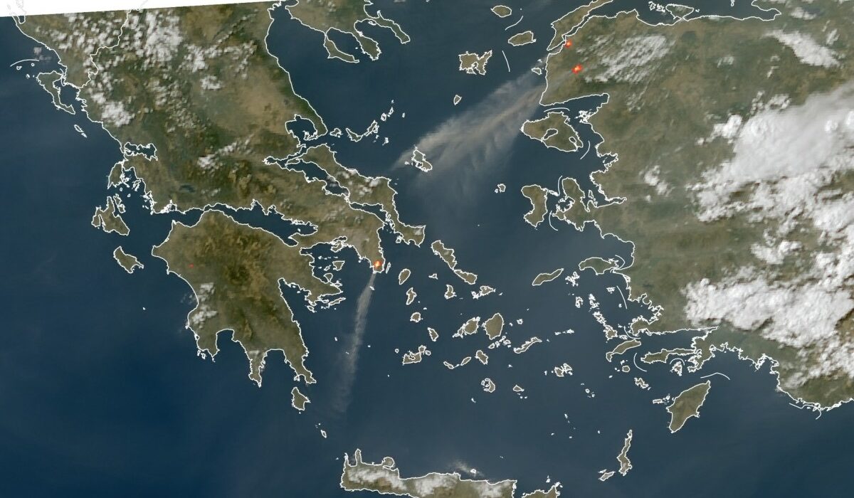 Φωτιά στην Κερατέα: Οι καπνοί έφτασαν μέχρι τα Αντικύθηρα – Εικόνα από δορυφόρο