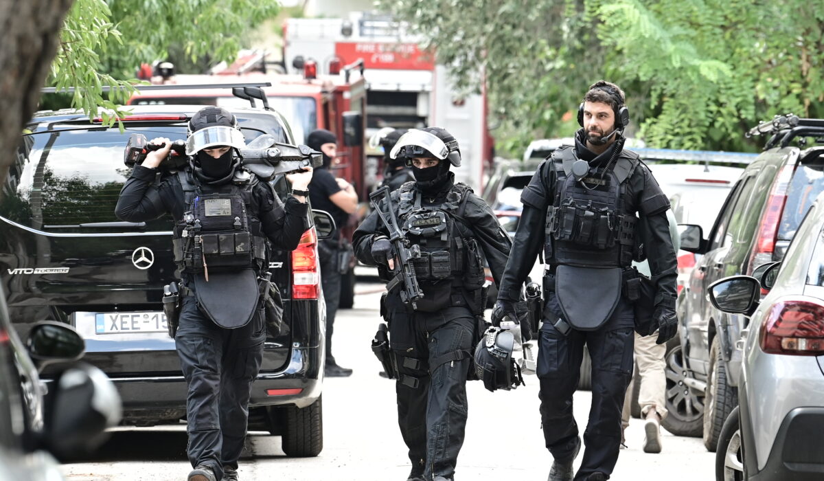 Χολαργός: Συνελήφθη ο 57χρονος που είχε ταμπουρωθεί σπίτι του – Ένας αστυνομικός τραυματίας