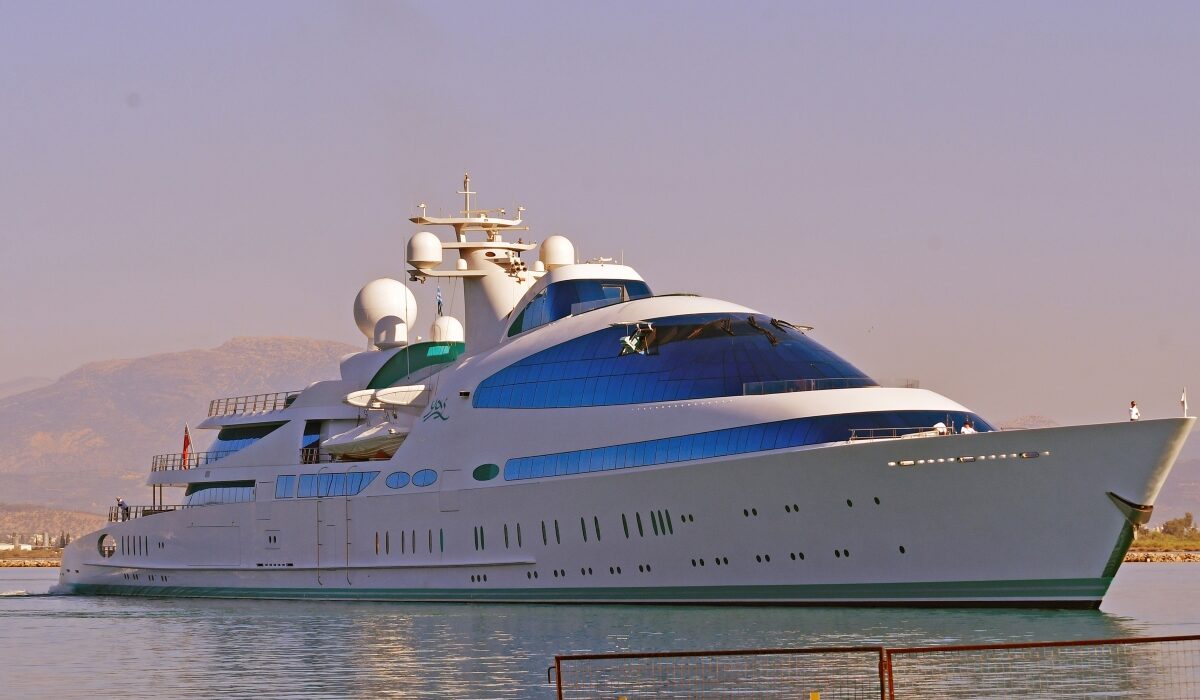 Στο Ναύπλιο το super yacht «Yas» του σεΐχη των Ηνωμένων Αραβικών Εμιράτων (Βίντεο και Εικόνες)