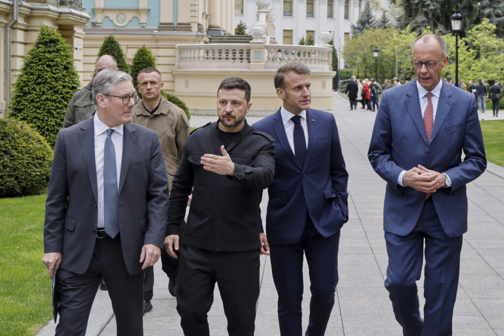 Ο πρόεδρος της Ουκρανίας Βολοντίμιρ Ζελένσκι μαζί με τους ηγέτες Βρετανίας Κιρ Στάρμερ, Γαλλίας Εμανουέλ Μακρόν και Γερμανίας Φρίντριχ Μερτς