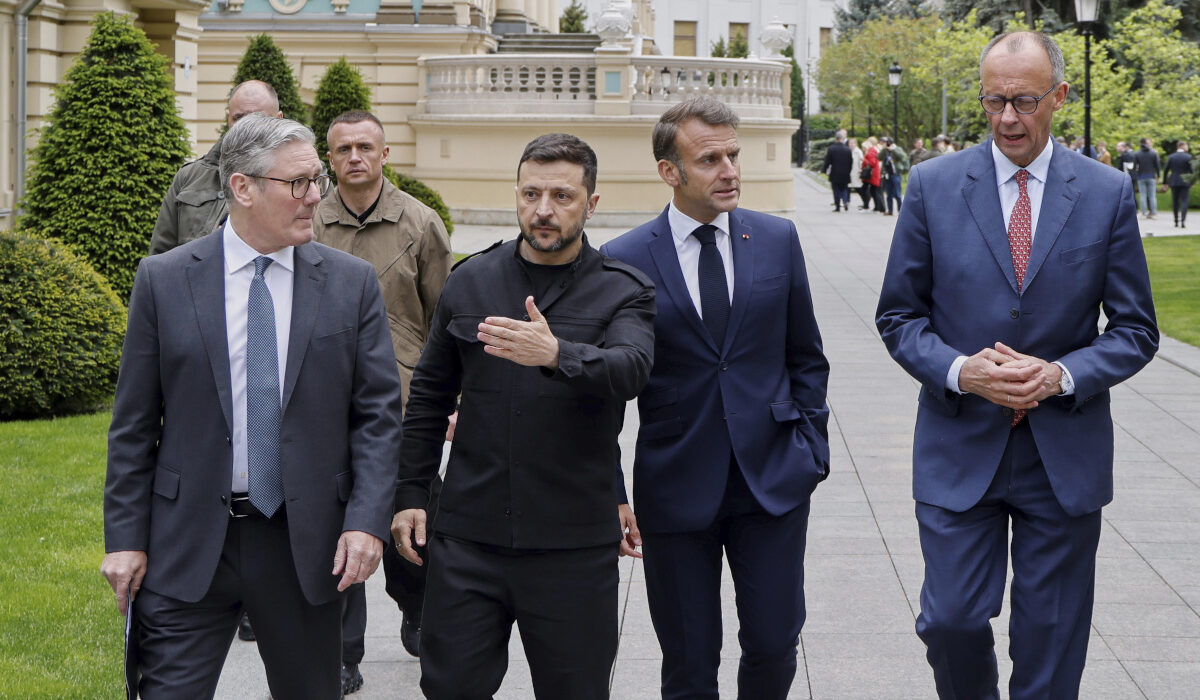 Ο πρόεδρος της Ουκρανίας Βολοντίμιρ Ζελένσκι μαζί με τους ηγέτες Βρετανίας Κιρ Στάρμερ, Γαλλίας Εμανουέλ Μακρόν και Γερμανίας Φρίντριχ Μερτς