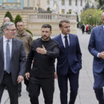 Ο πρόεδρος της Ουκρανίας Βολοντίμιρ Ζελένσκι μαζί με τους ηγέτες Βρετανίας Κιρ Στάρμερ, Γαλλίας Εμανουέλ Μακρόν και Γερμανίας Φρίντριχ Μερτς