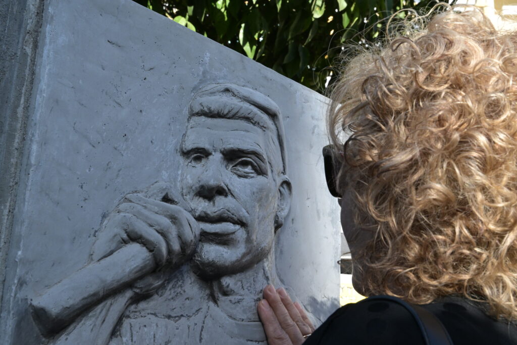 Παύλος Φύσσας: Πλήθος κόσμου στο μνημείο στο Κερατσίνι 4 Παύλος Φύσσας: Πλήθος κόσμου στο μνημείο στο Κερατσίνι