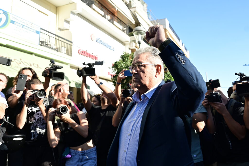 Παύλος Φύσσας: Πλήθος κόσμου στο μνημείο στο Κερατσίνι 3 Παύλος Φύσσας: Πλήθος κόσμου στο μνημείο στο Κερατσίνι