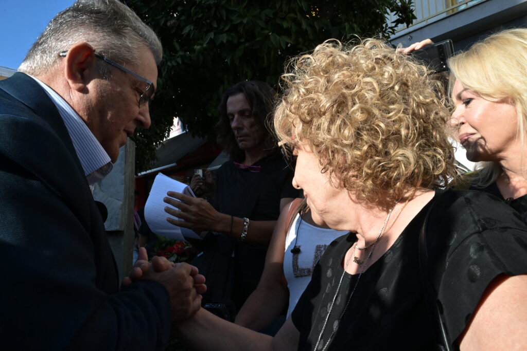 Παύλος Φύσσας: Πλήθος κόσμου στο μνημείο στο Κερατσίνι 1 Παύλος Φύσσας: Πλήθος κόσμου στο μνημείο στο Κερατσίνι