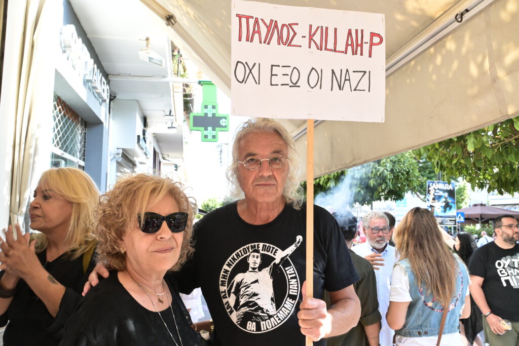 Παύλος Φύσσας: Πλήθος κόσμου στο μνημείο στο Κερατσίνι 2 Παύλος Φύσσας: Πλήθος κόσμου στο μνημείο στο Κερατσίνι