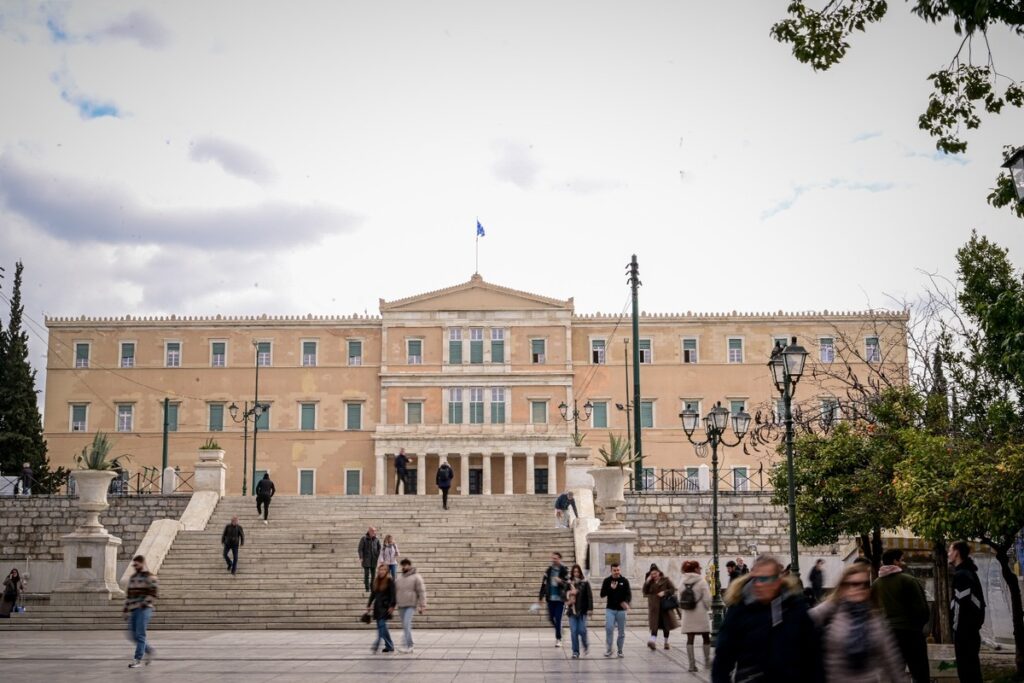 Σκηνικό πολιτικής αστάθειας από τα δυο νέα γκάλοπ: Κάτω από 30% η κυβέρνηση, κάτω από 15% τα κόμματα της αντιπολίτευσης