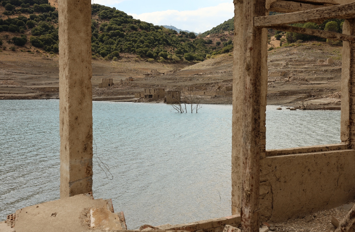 Το Κάλλιο αναδύεται ξανά: Συγκλονιστικές εικόνες από το βυθισμένο χωριό στη Λίμνη Μόρνου