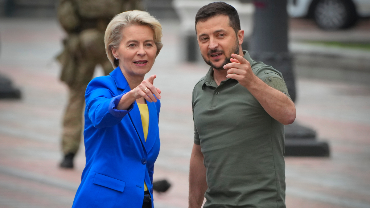 Η Ε.Ε επιχειρεί με φθηνά κόλπα να «βάλει χέρι» στα παγωμένα 200 δισ. της Ρωσίας