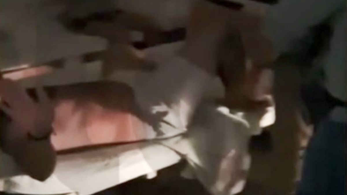 «Αστυνομία, ακίνητος!»: Έπιασαν διακινητή ναρκωτικών στον… ύπνο - Βίντεο από έφοδο στην Ελευσίνα