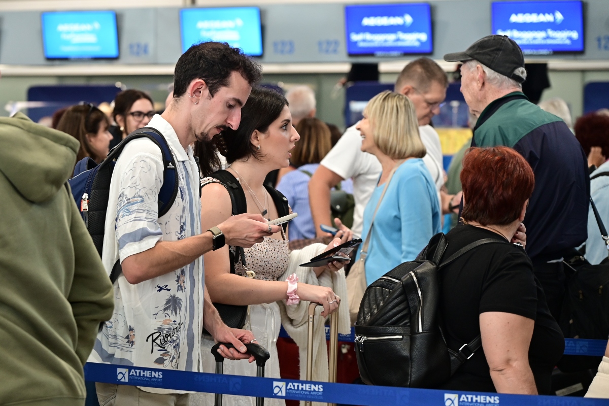 Χάος για 6η ημέρα στο «Ελευθέριος Βενιζέλος» - Μεγάλες καθυστερήσεις και ατελείωτες ουρές (εικόνες)