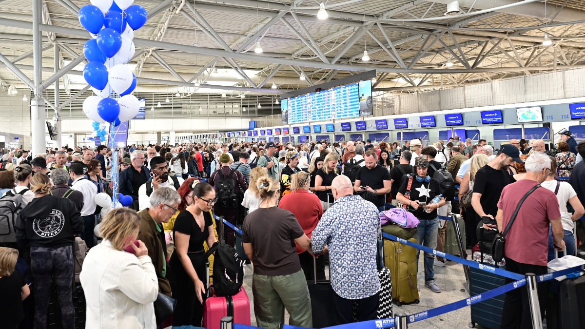 Χάος για 6η ημέρα στο «Ελευθέριος Βενιζέλος» - Μεγάλες καθυστερήσεις και ατελείωτες ουρές (εικόνες)