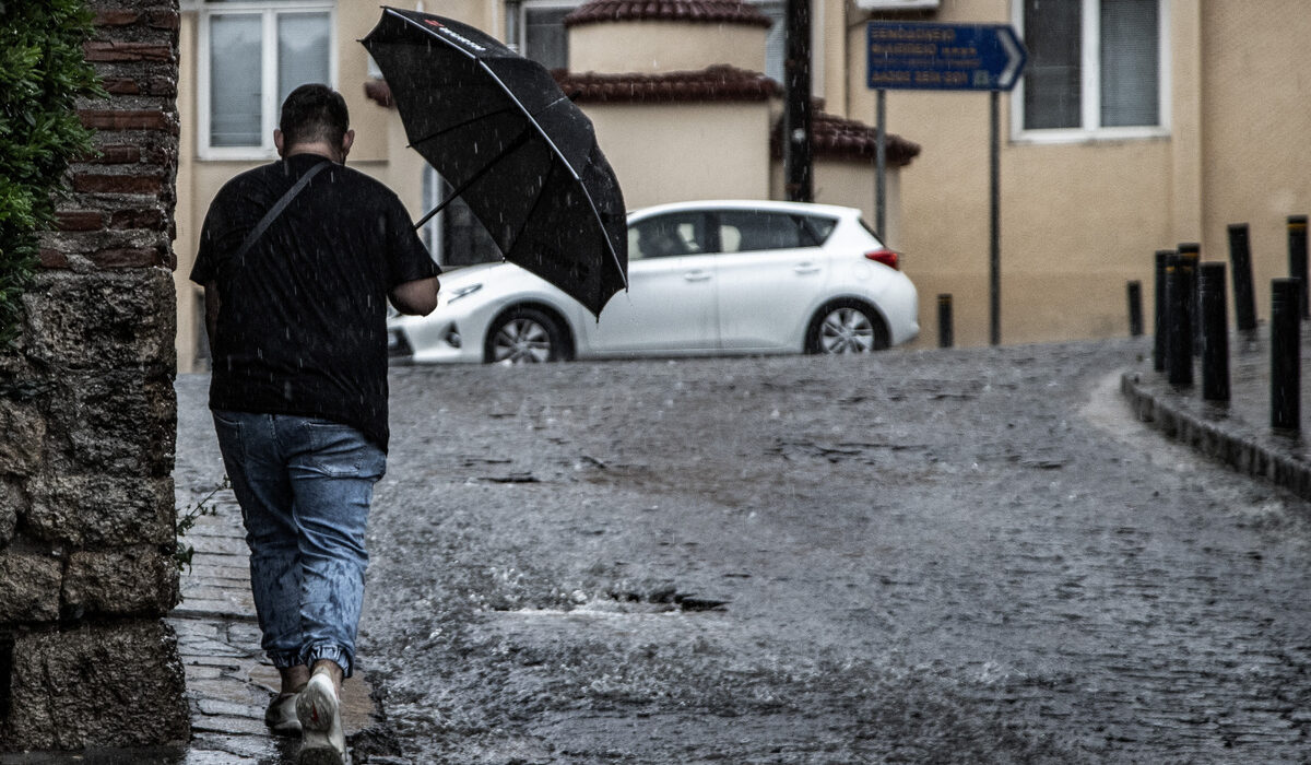 Καιρός: Έρχονται βροχές και καταιγίδες – Πού θα είναι έντονα τα φαινόμενα, πότε εξασθενούν
