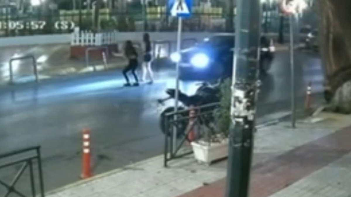 Καμίνια: Αυτοκίνητο παρέσυρε 16χρονη σε διάβαση πεζών και την εγκατέλειψε - Βίντεο ντοκουμέντο